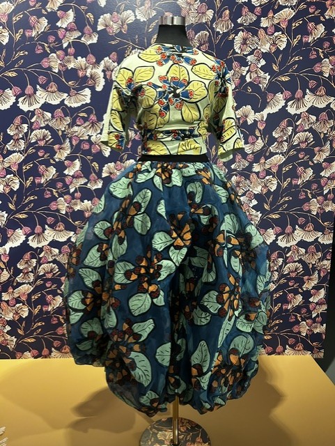 Top and skirt with bush lady apples design