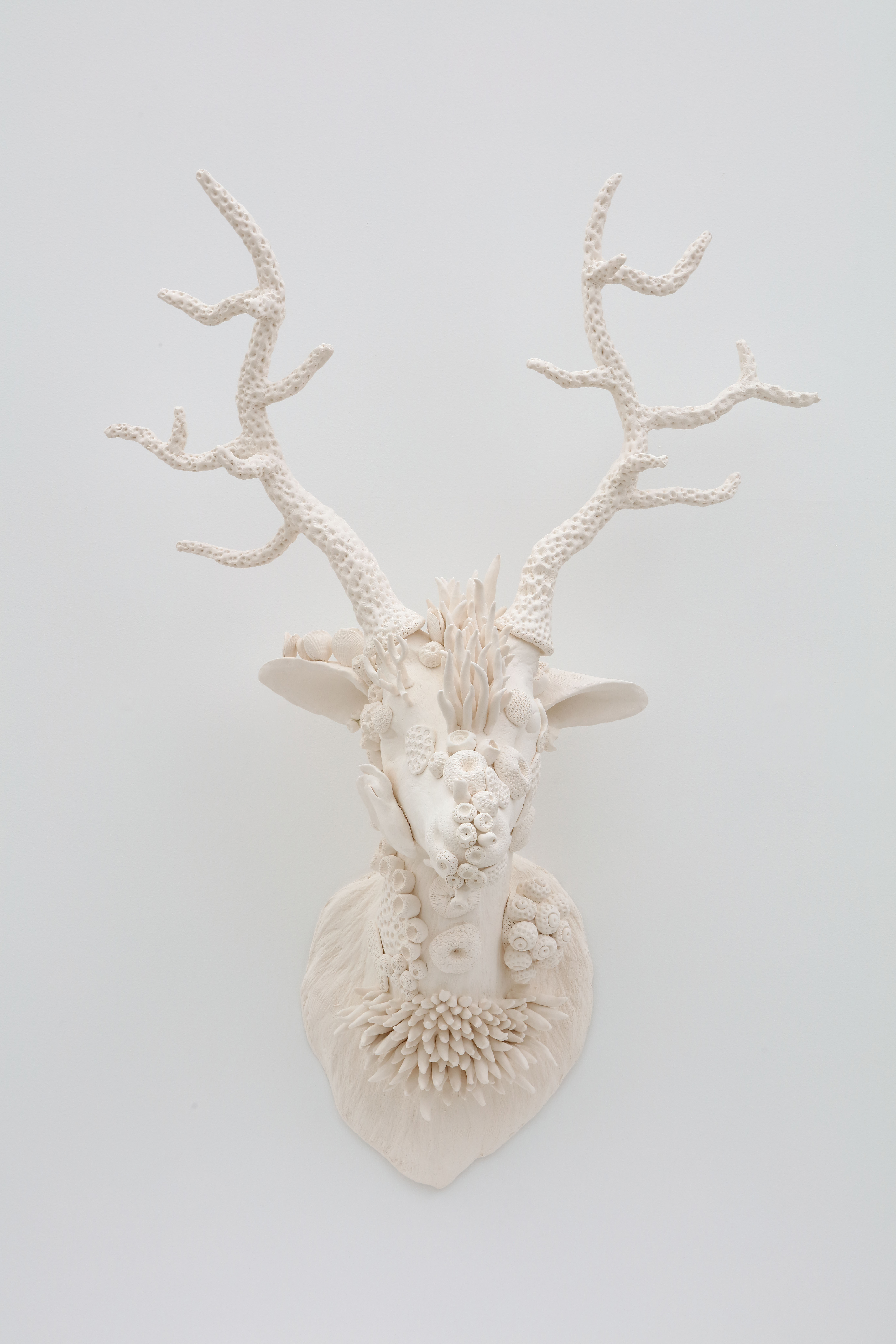 Ken + Julia YONETANI, Dysbiotica – Deer 4 2020, porcelain clay. Photo by MIYAJIMA Kei. ©︎ Ken + Julia Yonetani. Courtesy of Mizuma Art Gallery. 