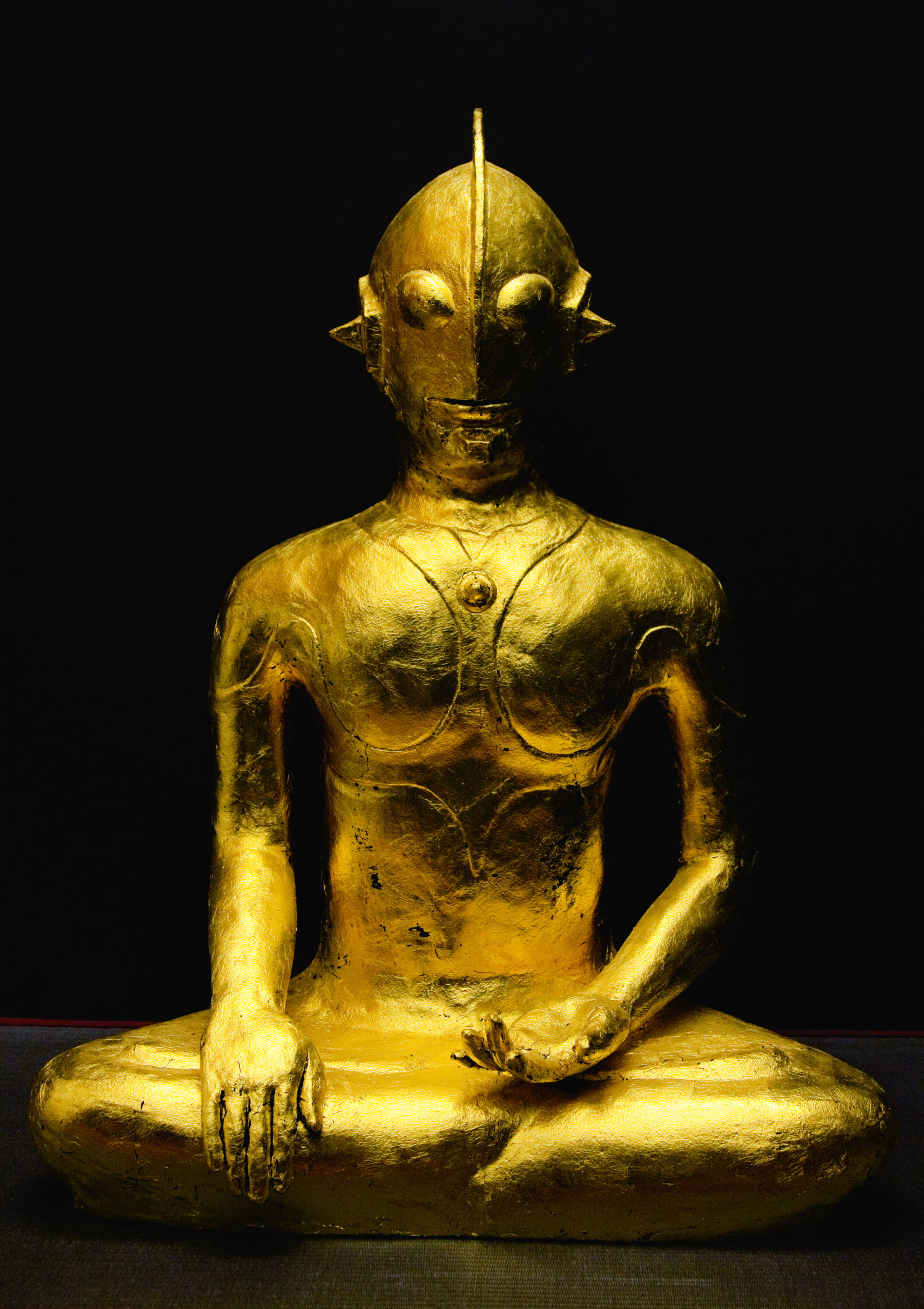 Ken + Julia YONETANI, Ultrabuddha 2010, 23ct gold leaf on ceramic. Photo by Julia Yonetani. ©︎ Ken + Julia Yonetani. Courtesy of Mizuma Art Gallery.